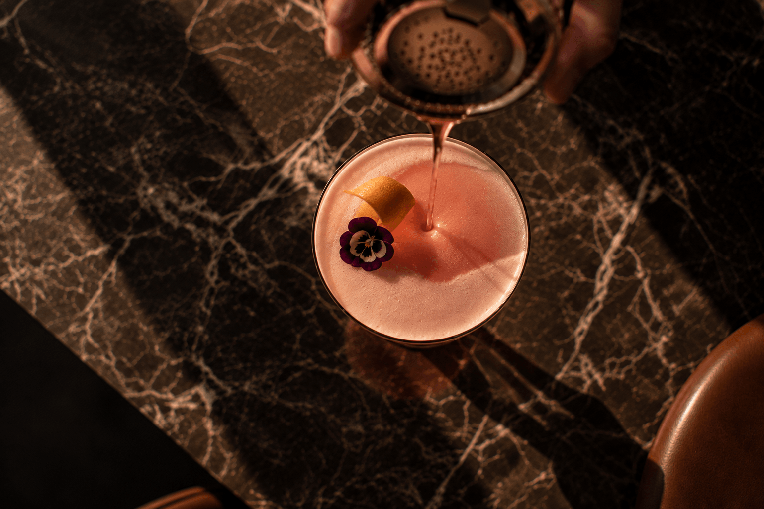 Le bar vit jusqu’à la fermeture. 