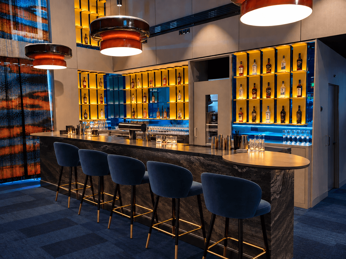 Le bar vit jusqu’à la fermeture.